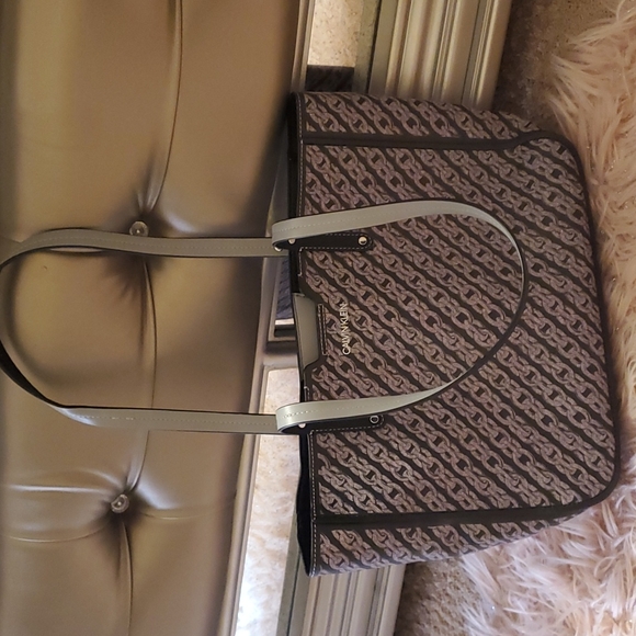 Calvin Klein Large purse brand new Gray with chain ⛓️ links - Picture 2 of 6
